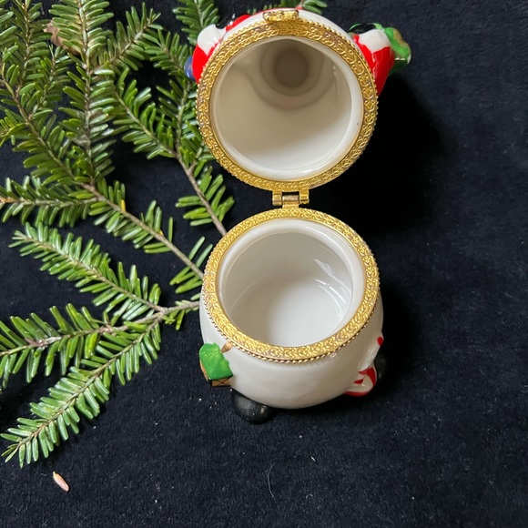 Greenbrier Porcelain Hinged Trinket Box, Snowman with Tree & Lantern. - Picture 8 of 12